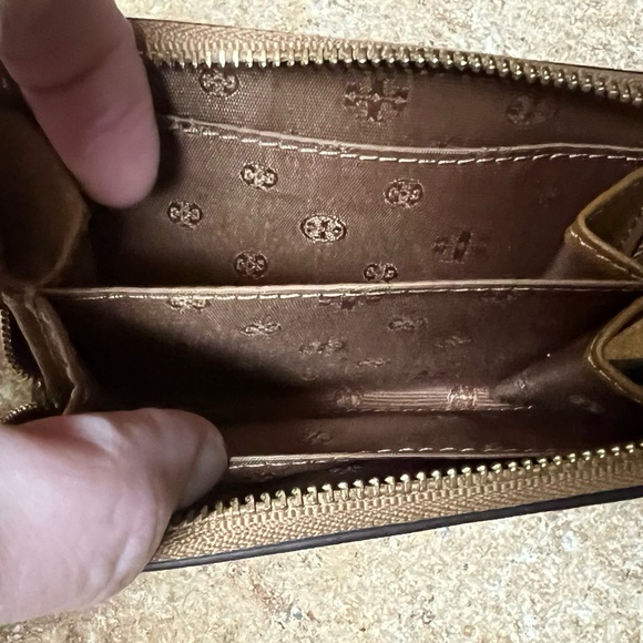 Tory Burch Zip Around Leather Wallet - Picture 4 of 7